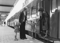 171388 Afbeelding van instappende treinreizigers (modellen) in een electrisch treinstel mat. 1964 (plan V) van de N.S. ...